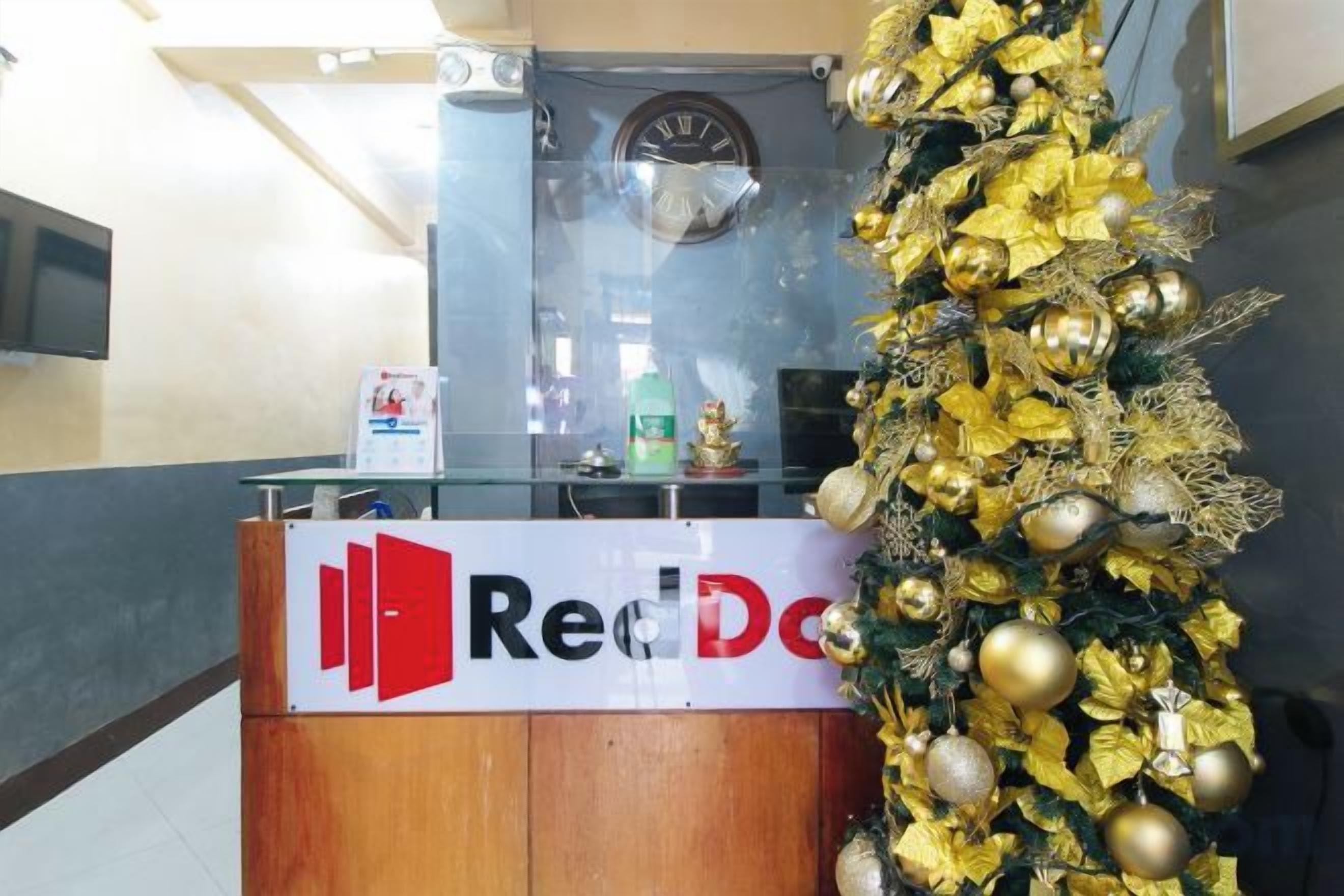 Una reception con un cartello che riporta 'Red Door'.