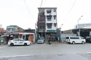 Exterior - RedDoorz @ V-Cat Apartelle Sampaloc Manila (Quezon City)