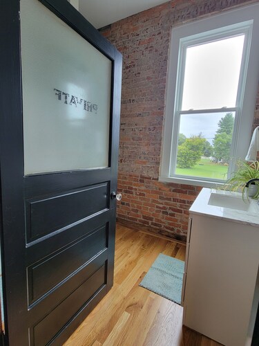 1 Room Studio Apartment-walking distance to coffee shop, restaurants, bars, etc!