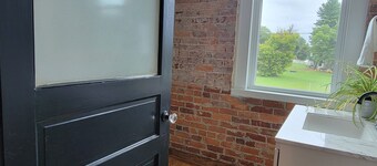 1 Room Studio Apartment-walking distance to coffee shop, restaurants, bars, etc!