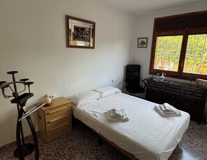 4 makuuhuonetta, silitysrauta/-lauta, Wi-Fi, vuodevaatteet