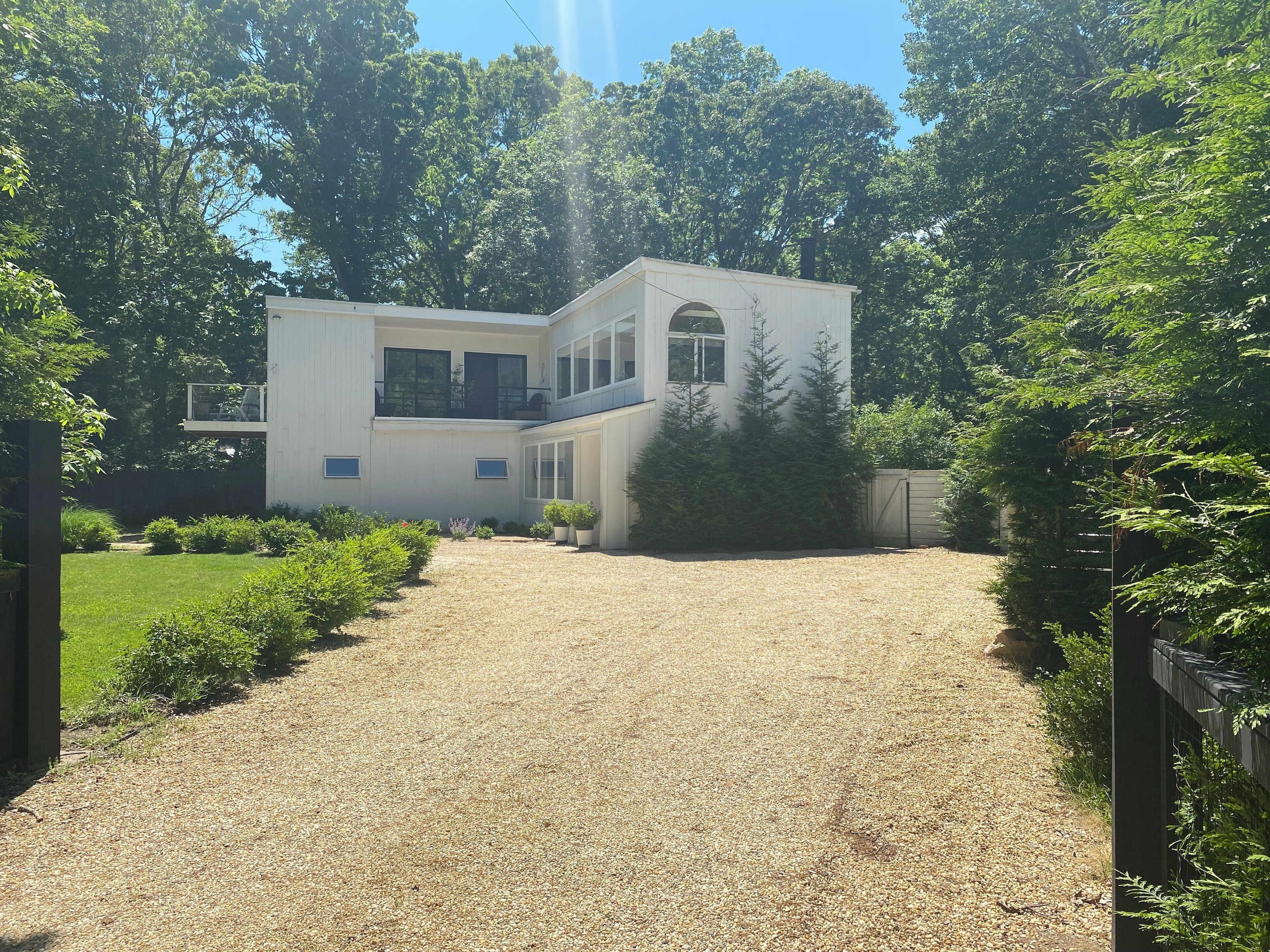 Charming 4-bedroom house with AC and WiFi in peaceful East Hampton with pool