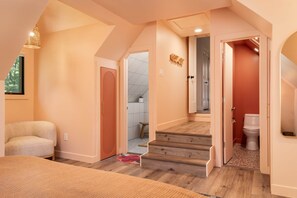 5 bedrooms, iron/ironing board, WiFi, bed sheets