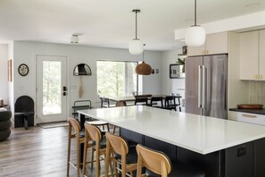 Refrigerador, microondas, horno, placa de cocina