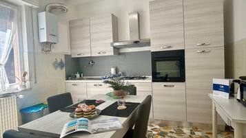 Frigorifero, microonde, forno, piano cottura