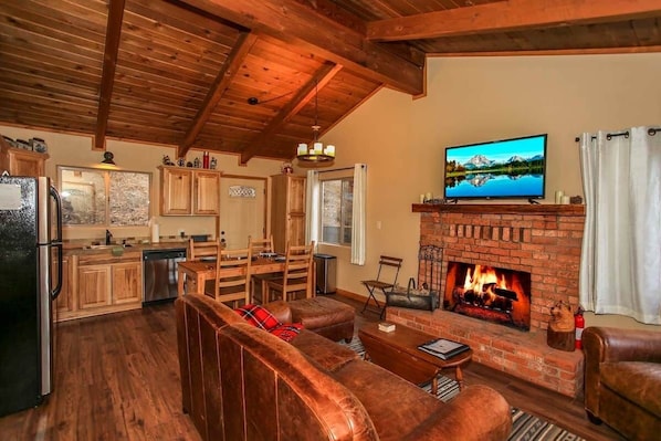 Smart TV y chimenea 