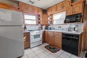 冰箱、微波炉、烤箱、炉灶