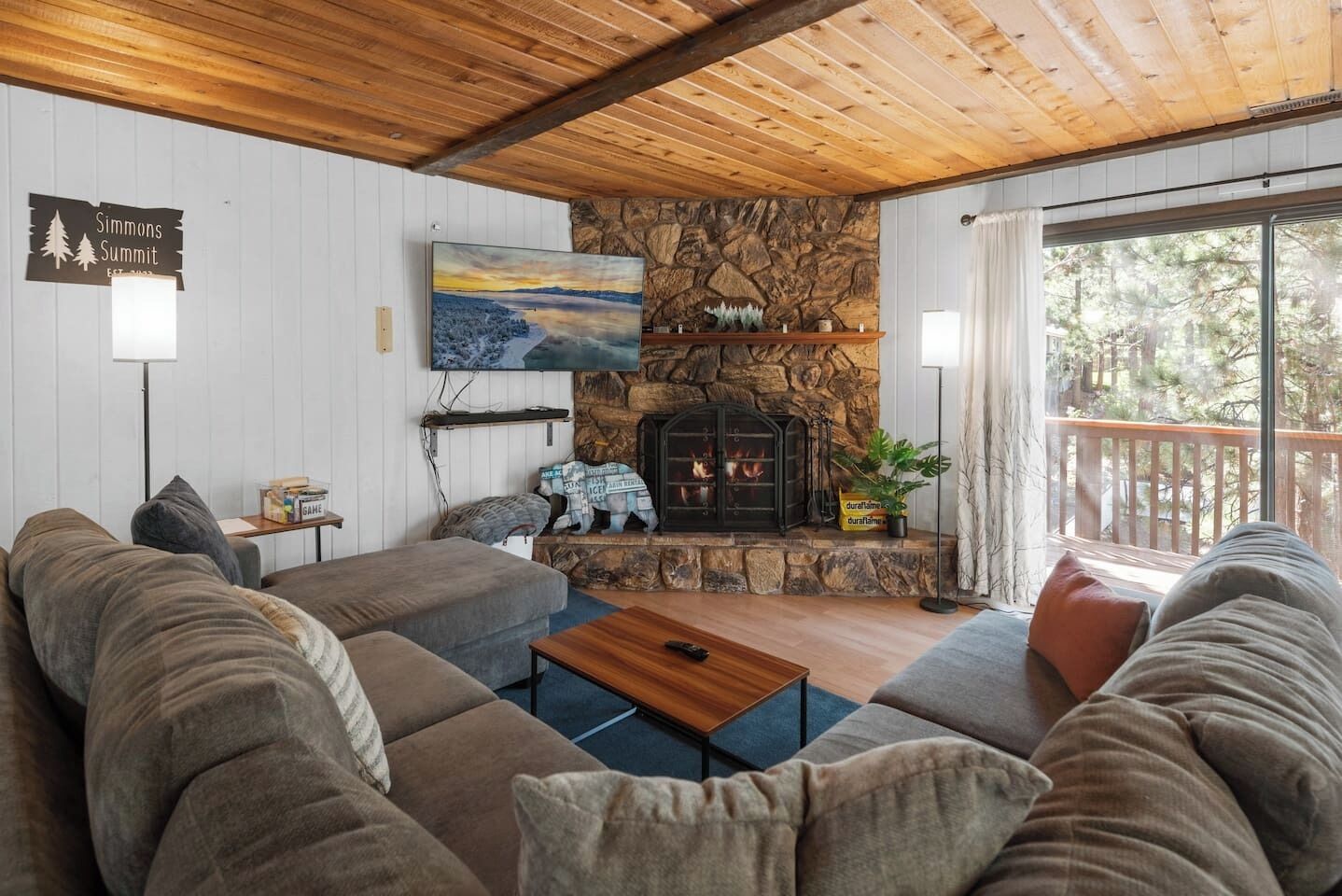 Smart-tv, een open haard en tafelvoetbal