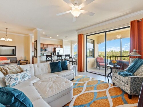 Charming Top Floor 2-bedroom condo in Treviso Bay with Winter Golf Membership