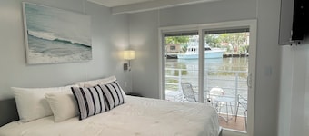🚤 Affordable Waterfront Houseboat Oasis in Fort Lauderdale 🌊