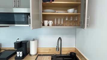 Refrigerador, microondas, parrilla de estufa y cafetera y tetera