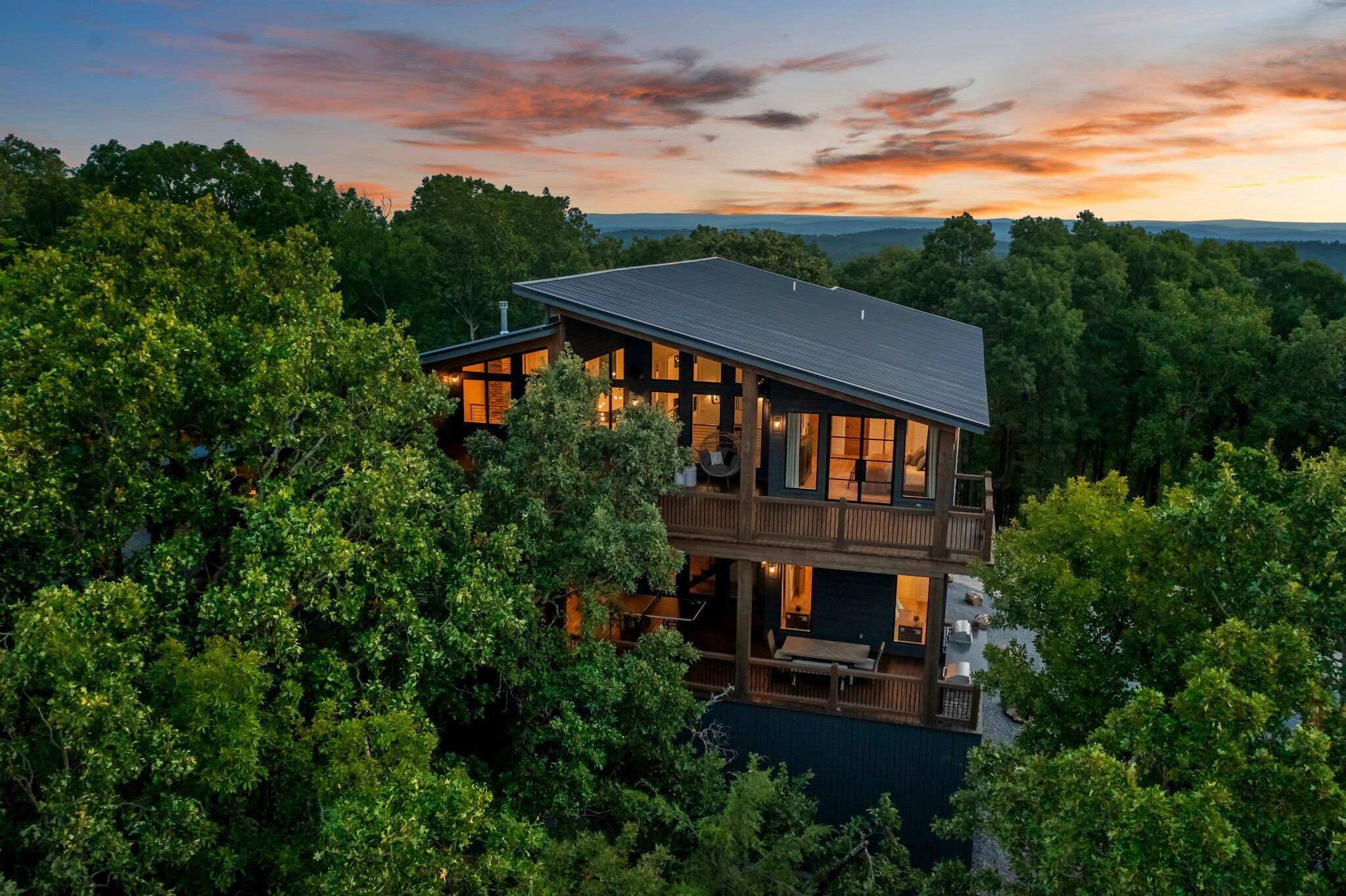 Raise 'Em Up- Mountain Modern cabin with Pickleball court & HIGH END amenities!