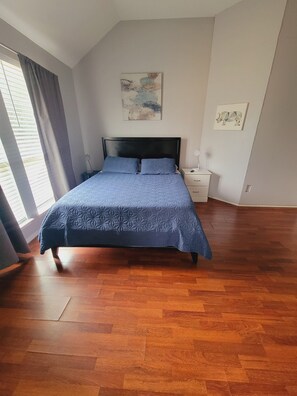 1 dormitorio, tabla de planchar con plancha, wifi y ropa de cama