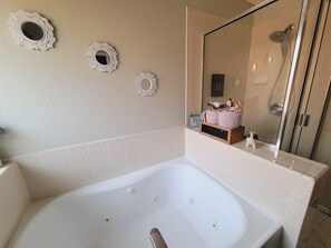 Séchoir à cheveux, serviettes fournies, savon, papier de toilette