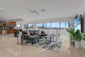 Televisión, libros y oficina 