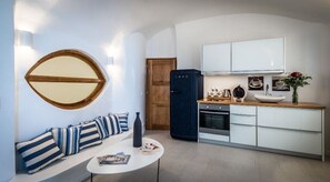 Fridge, oven, stovetop, coffee/tea maker