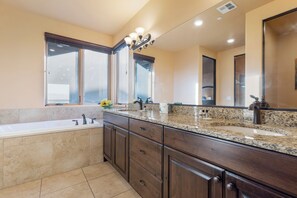 Douche, baignoire à jets, sèche-cheveux, serviettes fournies