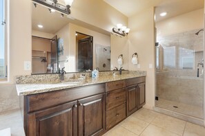 Shower, jetted tub, hair dryer, towels - Luxury Desert Playground: Golf View + Resort Access (Hurricane)