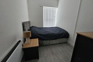 1 habitación, sistema de insonorización y tabla de planchar con plancha 