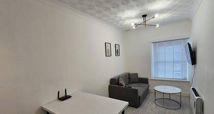 Stylish 1 Bedroom Flat Near Bridgend Town Centre