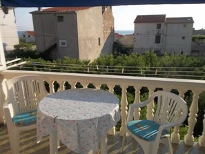 Outdoor dining - Apartment Ideal for Singles and Relaxation (Komiza)