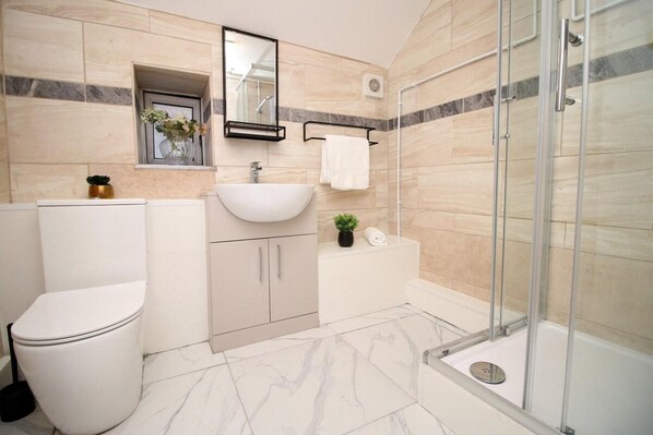 Apartment | Bathroom | Separate bathtub and shower, deep-soaking bathtub, hair dryer, towels - 5 Bed House - Sleeps 16 - Parking - Wifi (Swansea)