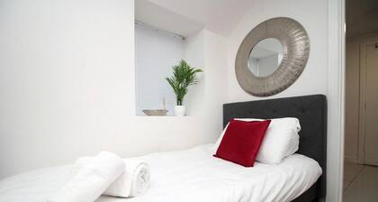 5 Bed House - Sleeps 16 - Parking - Wifi