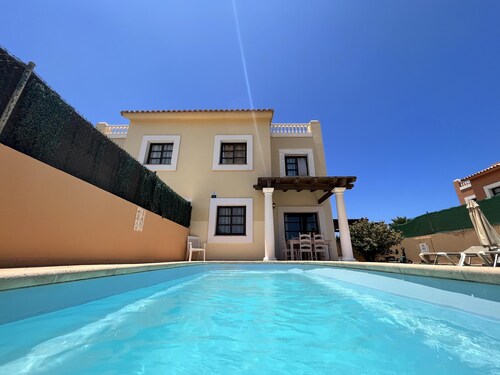 Villa - Sleeps 6 - Pool - Pets Ok - Parking