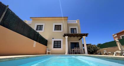Villa - Sleeps 6 - Pool - Pets Ok - Parking