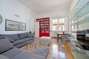TV - Parioli, Bright And Quiet 2BR Apartment By Halldis (Rome)