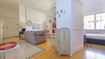 2 camere, una scrivania, ferro/asse da stiro, culla da viaggio