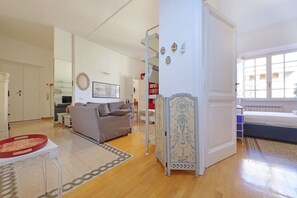 2 chambres, bureau, fer et planche à repasser, lit parapluie