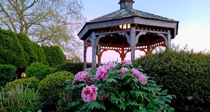 Charming Hither House West Cottage! Fully Furnished and Pet Friendly!