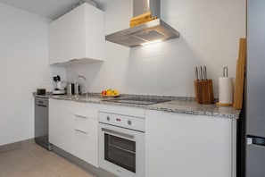 Fridge, oven, stovetop, dishwasher