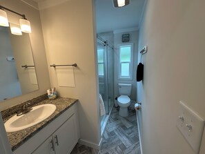 Shower, hair dryer, towels, soap - Lake View Cabin, 20 miles from New Bern! (Maysville)