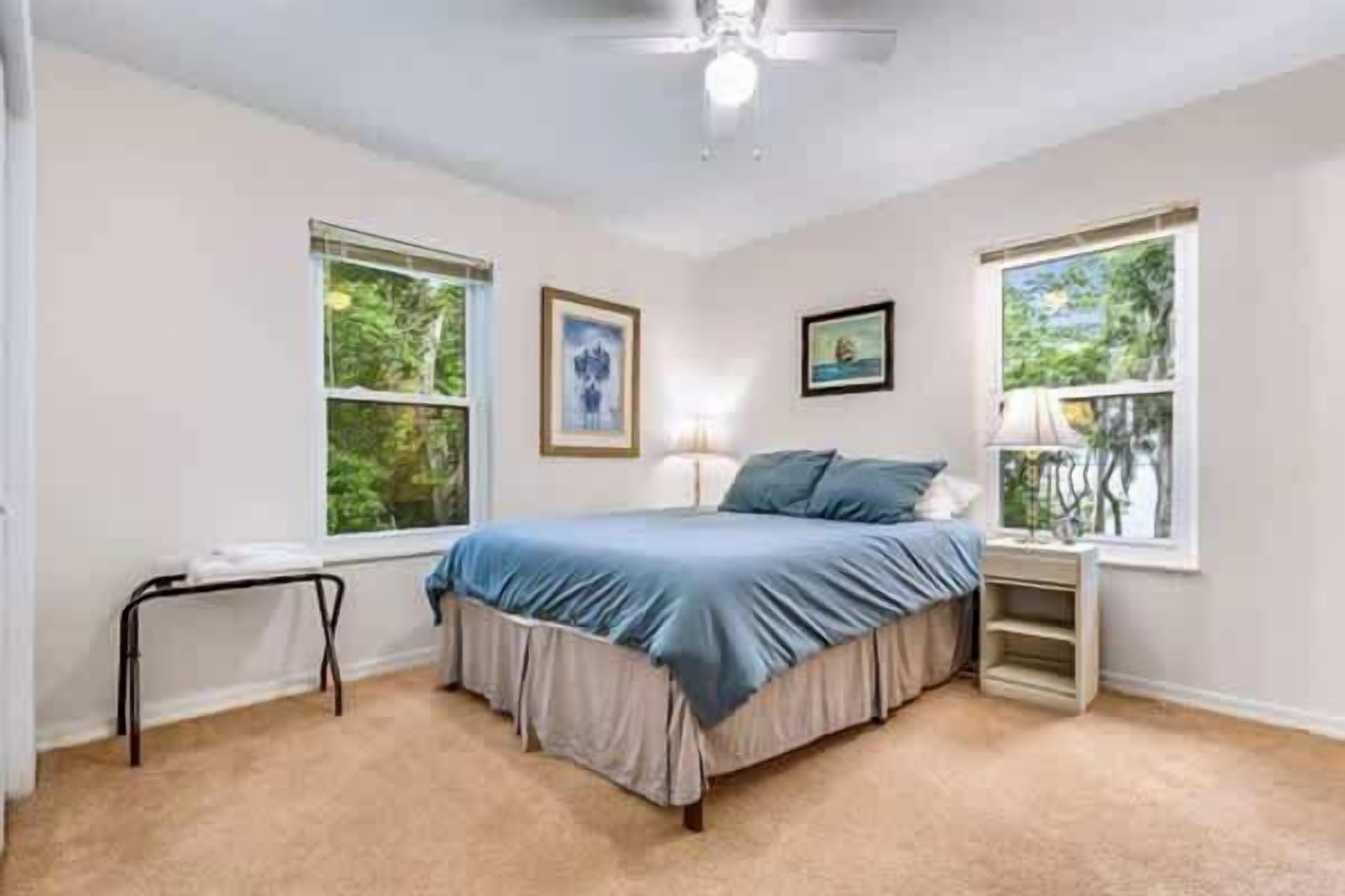 3 عدّة غرف نوم ومكواة/لوح كي وواي فاي وملاءات أسرّة