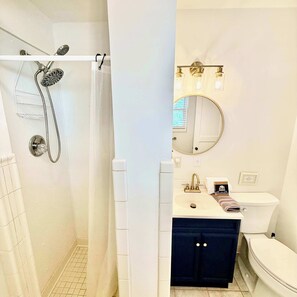 Dusche, Haartrockner, Handtücher, Toilettenpapier