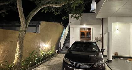 Charming upper level 2-bedroom house in tranquil Panadura with WiFi, AC