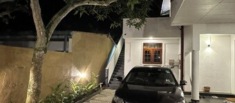 Charming upper level 2-bedroom house in tranquil Panadura with WiFi, AC