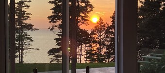Ocean front cottage, relax and enjoy the sunset over St. Margaret's Bay!