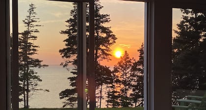 Ocean front cottage, relax and enjoy the sunset over St. Margaret's Bay!