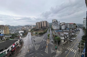 Un paisaje urbano con edificios, calles y un paso de peatones.