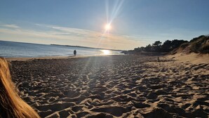 A beach with footprints leading to the water, a person walking, and a sunset in the background. - Rental House La Tranche-sur-Mer à La Grière - 50m from the beach - 14 people (La Tranche-sur-Mer)