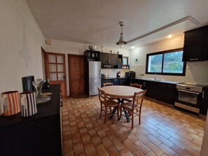 Micro-ondes, four, plaque de cuisson, lave-vaisselle