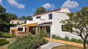 A modern house with a patio, a stone pathway, and a small pond. - Rental House La Tranche-sur-Mer à La Grière - 50m from the beach - 14 people (La Tranche-sur-Mer)