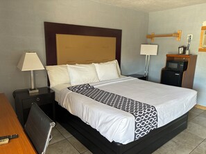 Standard Single Room, 1 King Bed, Pet Friendly | Desk, laptop workspace, free WiFi, bed sheets - Budget Inn (Nocona)