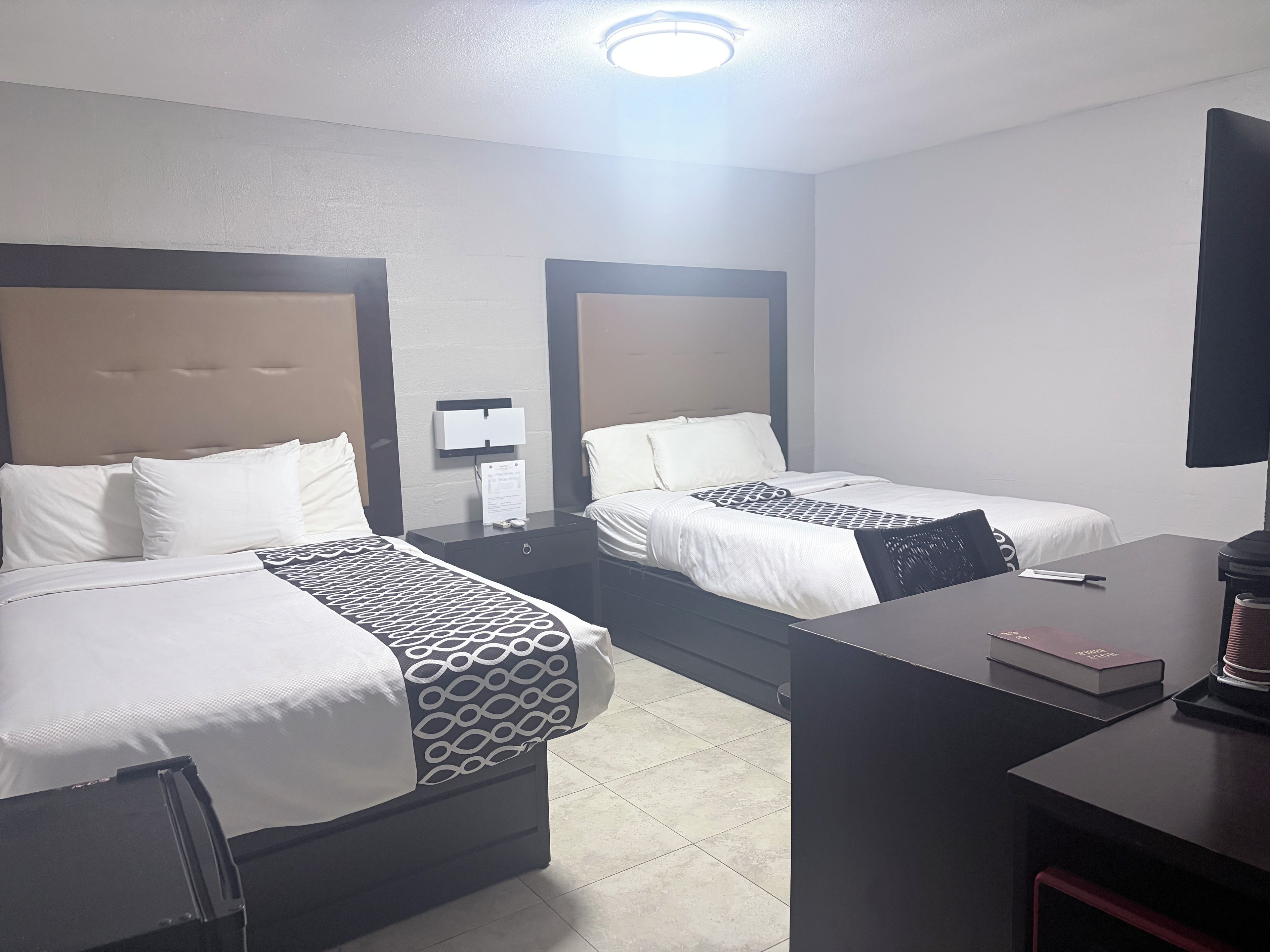 Quarto standard, 2 camas Queen, para não fumantes | Escrivaninha, espaço de trabalho para notebook, Wi-Fi de cortesia