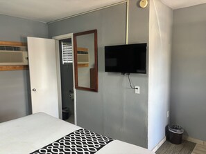Standard Single Room, 1 King Bed, Non Smoking | Desk, laptop workspace, free WiFi, bed sheets