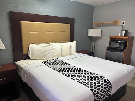 Standard Single Room, 1 King Bed, Non Smoking | Desk, laptop workspace, free WiFi, bed sheets