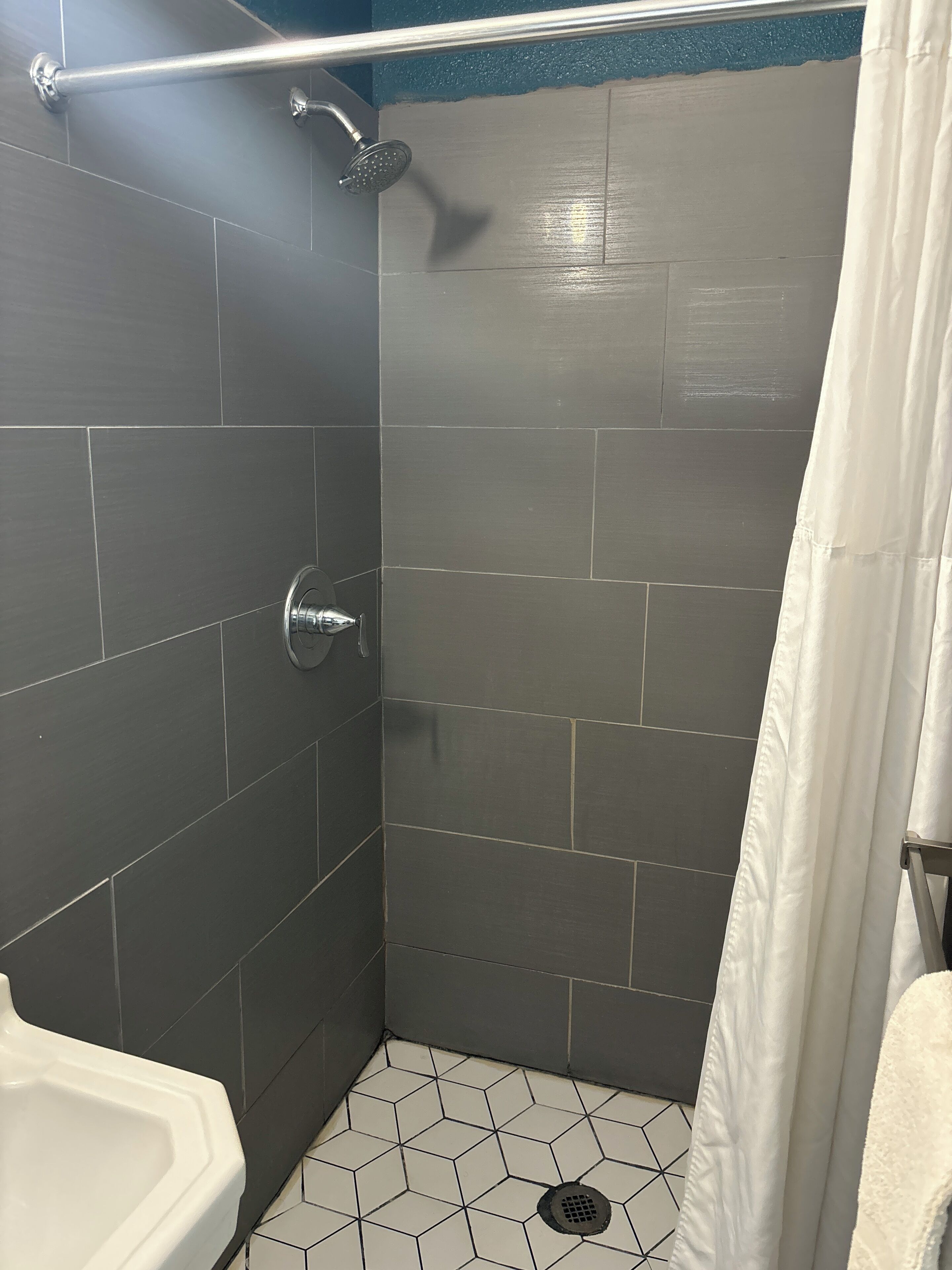 Standard Double Room, 2 Double Beds, Pet Friendly | Baño | Regadera, toallas, jabón, shampoo 